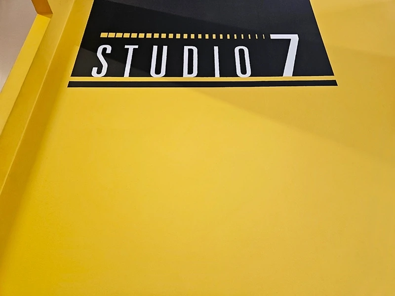 Ingresso uffici e banner aziendale dello Studio 7 S.r.l.